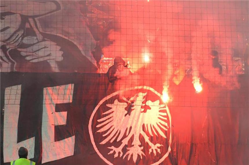 75 000 Euro Geldstrafe für Eintracht Frankfurt Anhänger von Eintracht Frankfurt brennen beim Pokalspiel in Heidenheim Pyrotechnik ab. Foto: Stefan Puchner