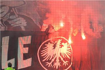 Anhänger von Eintracht Frankfurt brennen beim Pokalspiel in Heidenheim Pyrotechnik ab. Foto: Stefan Puchner