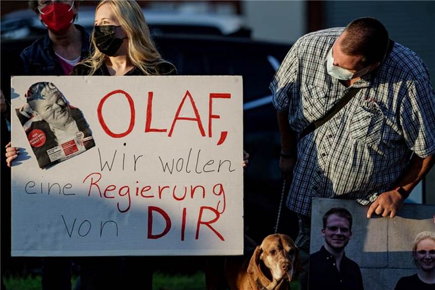 Rote Socken, olivfarbene Kröten: Kommt Rot-Grün-Rot im Bund? Anhänger von Olaf Scholz unterstützen den SPD-Kanzlerkandidaten vor einer TV-Debatte.