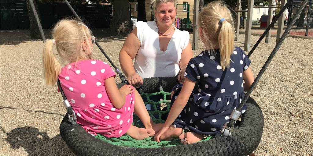 Mutter aus Werne erklärt die Schwachstellen der Lippestadt Kinder und ihre Mutter spielen auf einem Spielplatz.