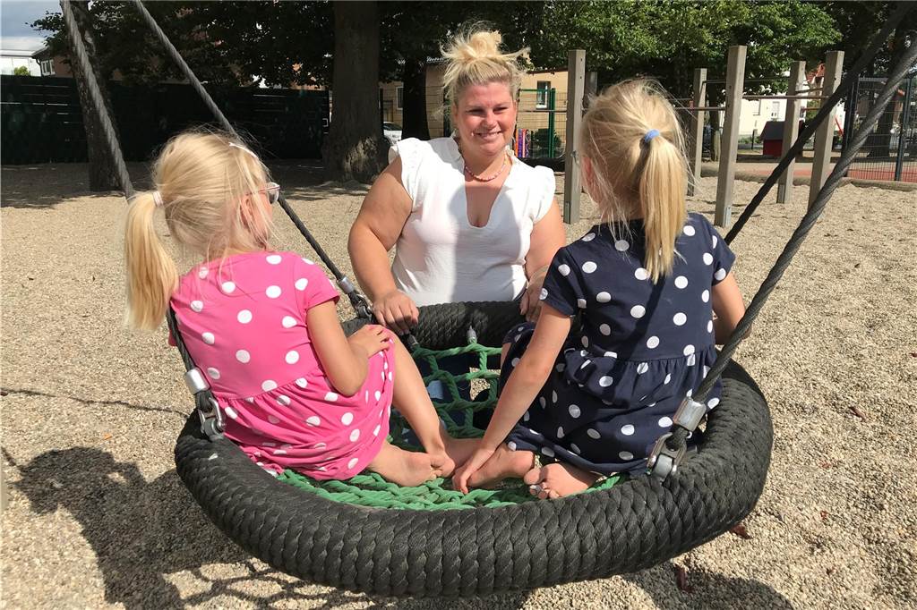 Ärger um OGS-Angebot: Keine Frühbetreuung mehr in den Ferien Anika Hilsmann aus Werne schaukelt mit ihren beiden Töchtern Hannah und Sophie auf einem Spielplatz.