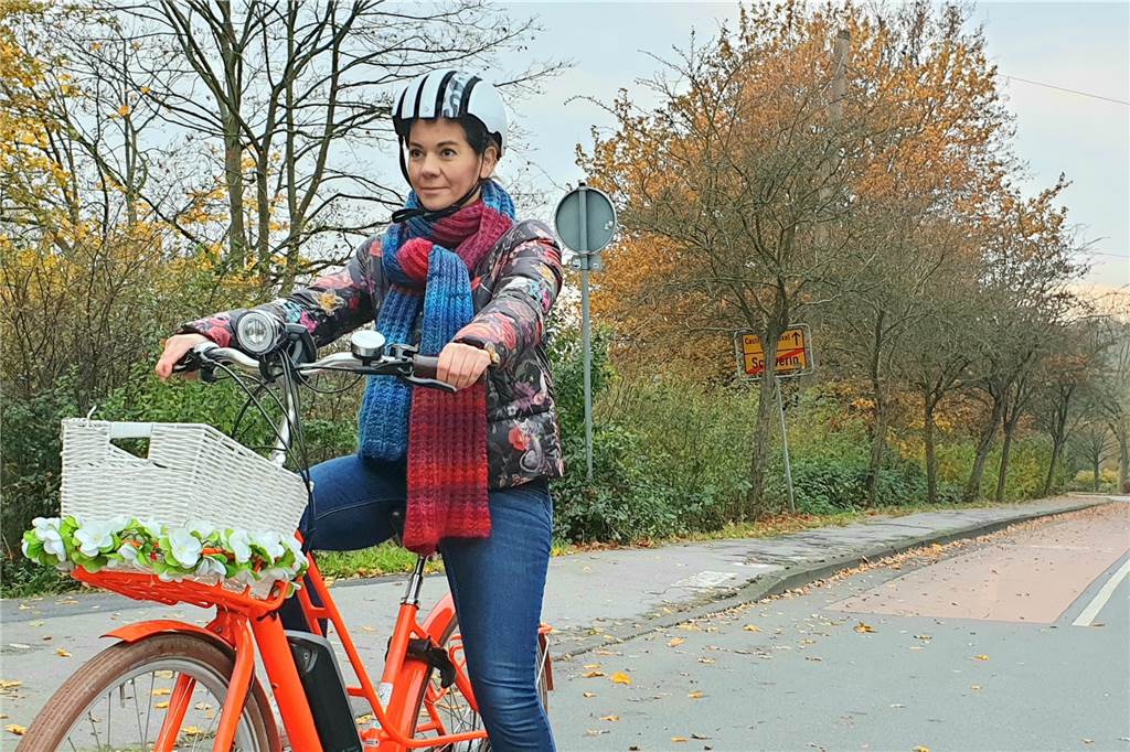 Anika Levin nutzt gern ihr E-Bike und fühlt sich auf rot eingefärbten Radfahrstreifen wohl.