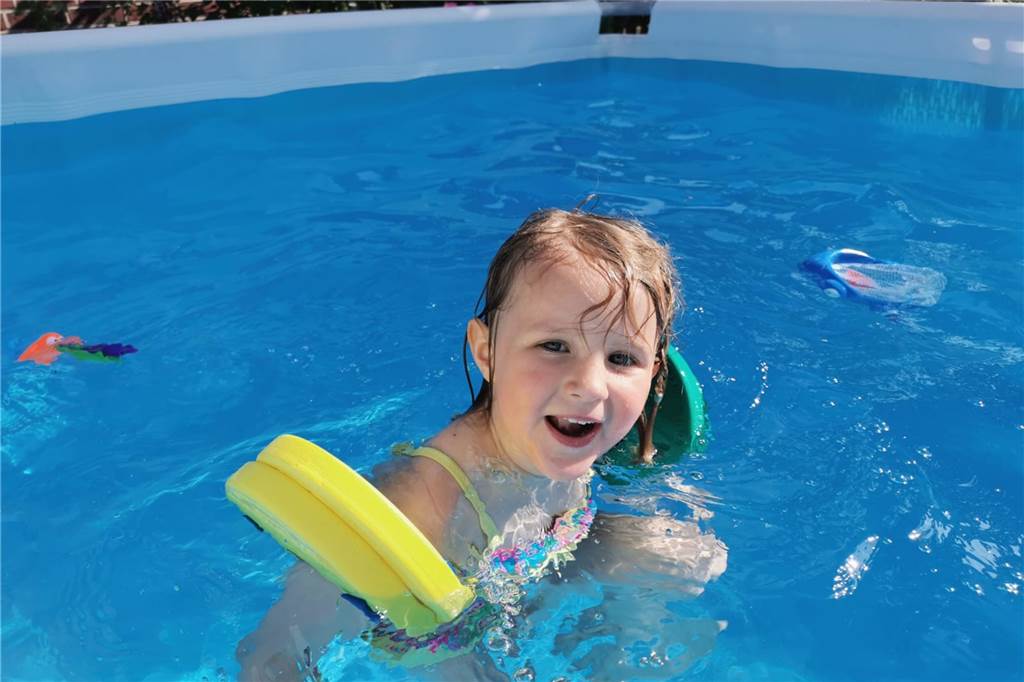 Schwimm-Unterricht in Ascheberg: Volle Kurse und lange Wartezeiten Anika Neumanns Tochter Leni Marlen wartet schon seit dem Frühjahr auf einen Platz im Schwimmkurs.