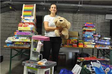 Anika Willeke (48), Lehrerin an der Gottfriedschule, organisiert seit vielen Jahren eine Sammelaktion von Weihnachtsspenden, die dann an die Tafel gegeben werden.