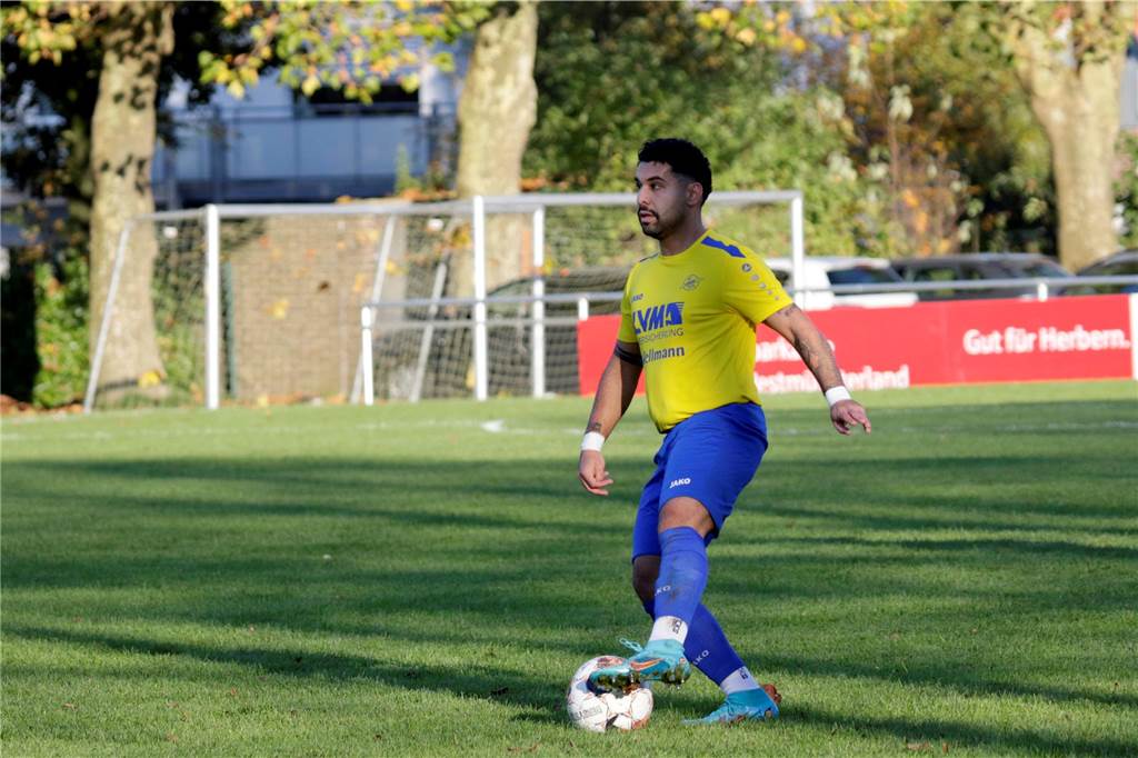 Leistungsträger des SV Herbern will VfL Kamen ein Bein stellen Anil Ates führt den Ball.