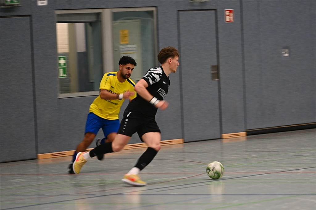 Westfalia Kinderhaus gewinnt den Davertpokal 2025: SV Herbern wird Vierter Anil Ates läuft einem ballführenden Spieler hinterher.