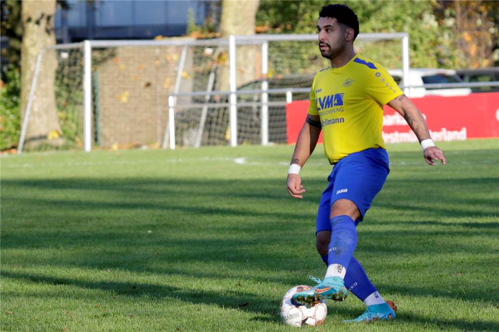 TV Brechten verstärkt sich mit Rückkehrer Ates dribbelt den Ball.