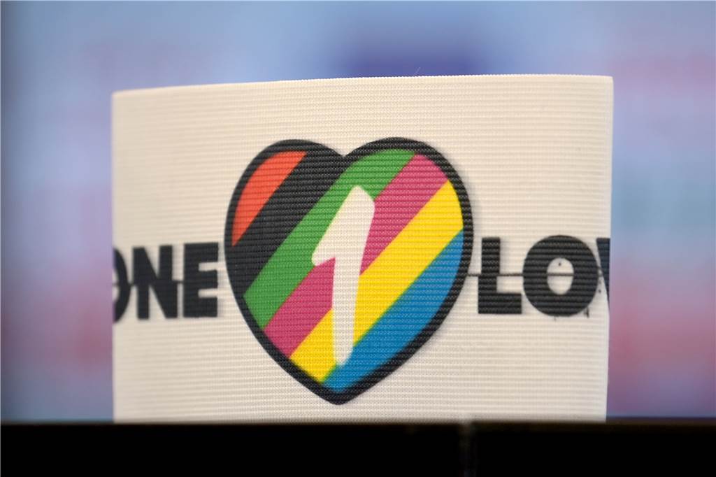 Konyas Offener Brief an den DFB: „Sie tanzen wie eine FIFA-Marionette“ Anil Konya hätte sich gewünscht, dass Manuel Neuer mit der One Love-Binde aufgelaufen wäre.