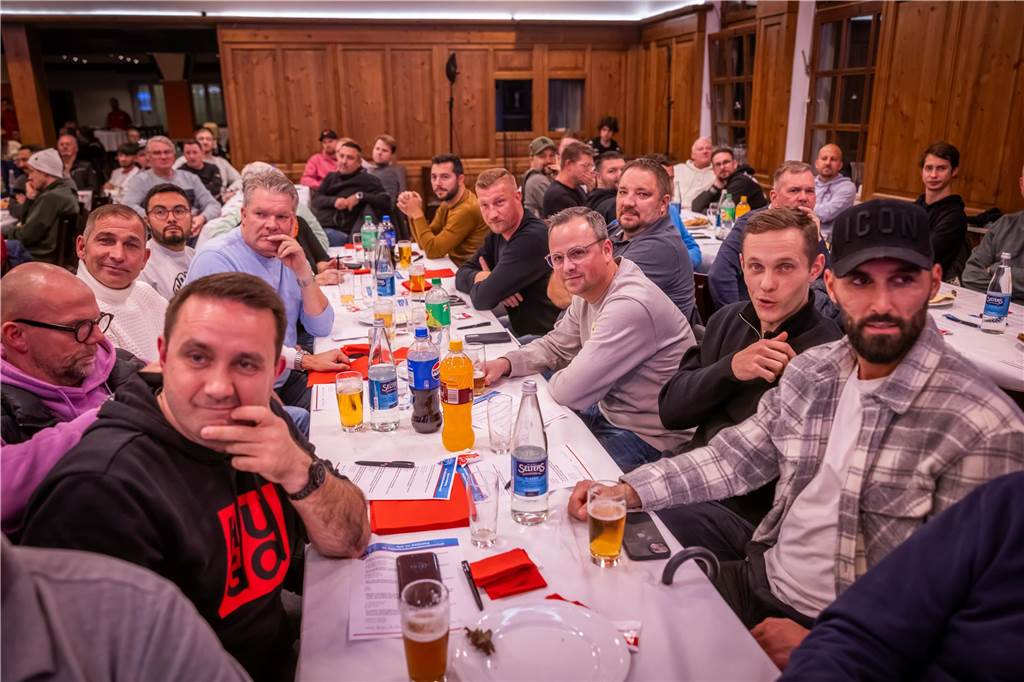 Trainer bleibt, Anil Konya rückt auf: SV Brackel 06 hat auch einen neuen Sportlichen Leiter Funktionäre des Amateurfußballs sitzen zusammen, mit dabei ist auch Anil Konya.