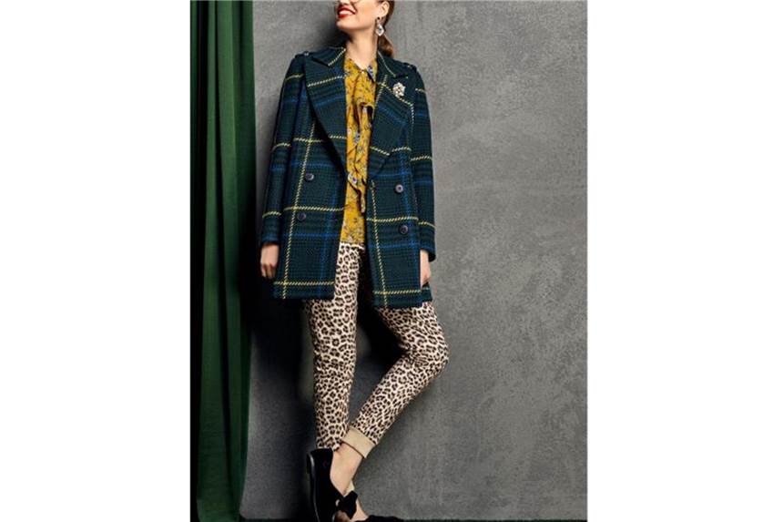 Bei Tierfell-Optik besser ohne auffällige Accessoires Animal Prints richtig kombinieren: Rich&Royal präsentiert die Hose im Leoparden-Look mit einer dunklen Karo-Jacke (Mantel ca. 300 Euro, Bluse ca. 120 Euro, Hose ca. 80 Euro). Foto: Rich&Royal