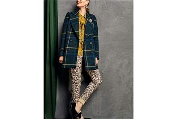 Animal Prints richtig kombinieren: Rich&Royal präsentiert die Hose im Leoparden-Look mit einer dunklen Karo-Jacke (Mantel ca. 300 Euro, Bluse ca. 120 Euro, Hose ca. 80 Euro). Foto: Rich&Royal
