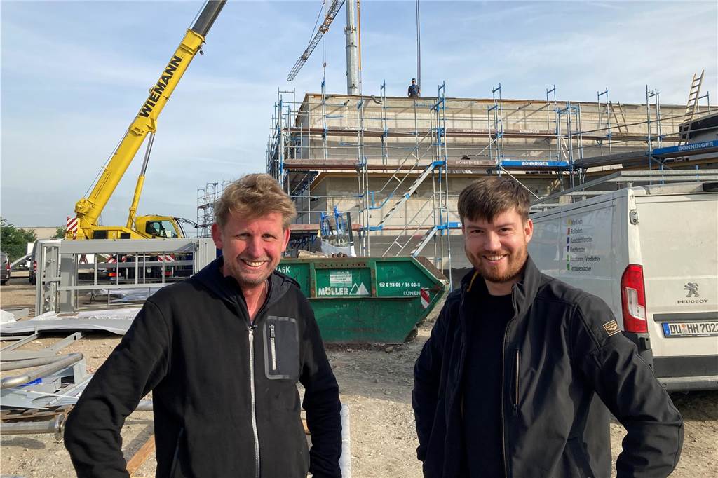 Animalium-Inhaber Sascha Müller (links) steht mit Christian Speda, einem seiner Teilhaber, vor dem Rohbau seines Tierkrematoriums.