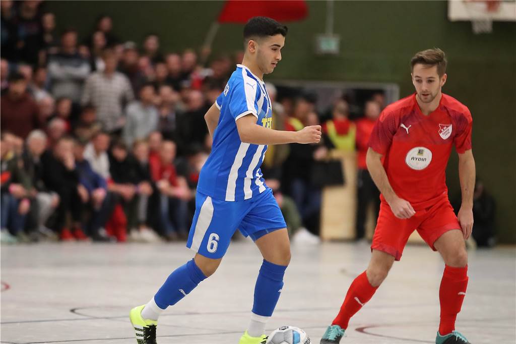 „Fast die ganze Halle war gegen uns“: Brünninghausen überrascht mit extrem jungen Team Anis El Hamassi (l.) war der jüngste Spieler im Kader des FC Brünninghausen.