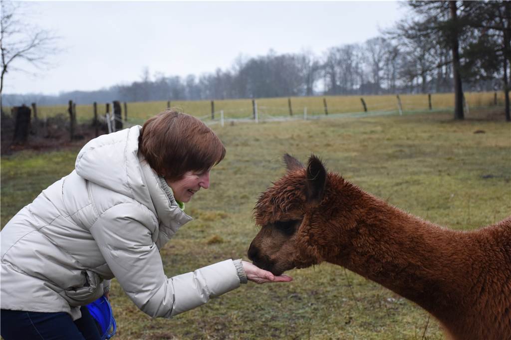 Nahtoderlebnis: Wie Anita Schlüter aus Olfen dem Tod zweimal knapp entkam Anita Schlüter mit einem ihrer drei Alpakas. Sie liebt die Natur.