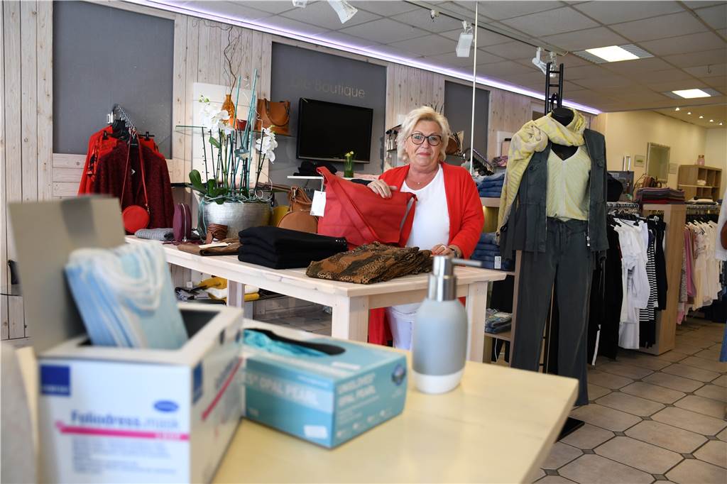 Erster Laden in Olfen schließt wegen Corona: „Es war nicht freiwillig“ Anita Wesselmann im Frühjahr 2020 in ihrer Boutique in Olfen.
