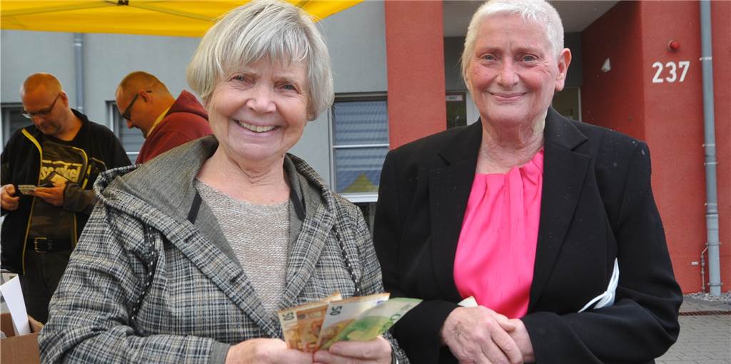 Hospiz in Dortmund öffnete seine Türen: Viele Besucher wollten Infos Anita Winkelmann überreicht eine Spende an die Hospizvorsitzende Elisabeth Grümer.