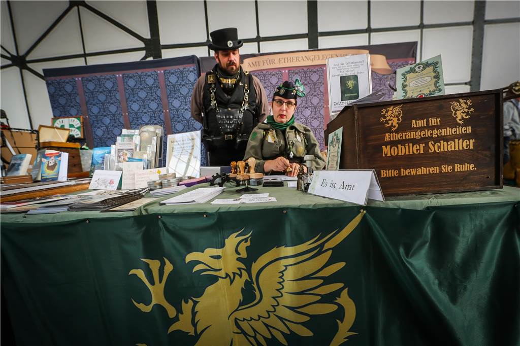 Steampunk, Artistik, Dampfmaschinen: Die Nostalgiekirmes in Bildern Anja Bagus (52) und Nino (39) mit ihrem „Amt für Aetherangelegenheiten“.