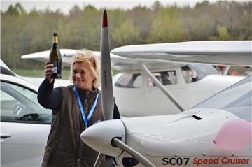 Anja Buchholz taufte den neuen Speed Cruiser mit Champagner und guten Wünschen für seine Zukunft.