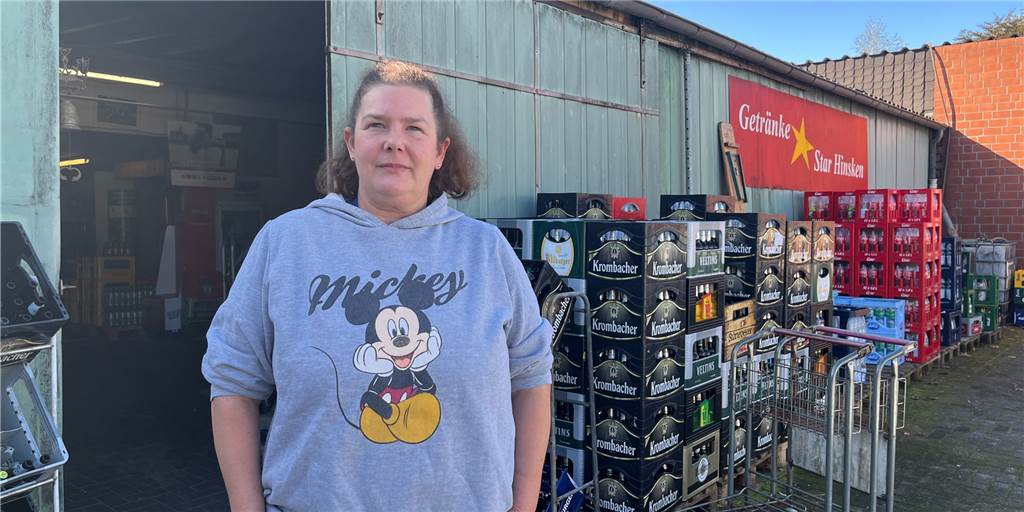 Getränkemarkt in Dorsten schließt nach über 52 Jahren Anja Fay steht vor dem Getränkemarkt Hinsken in Lembeck, im Hintergrund sind leere Bier- und Cola-Kisten zu sehen.