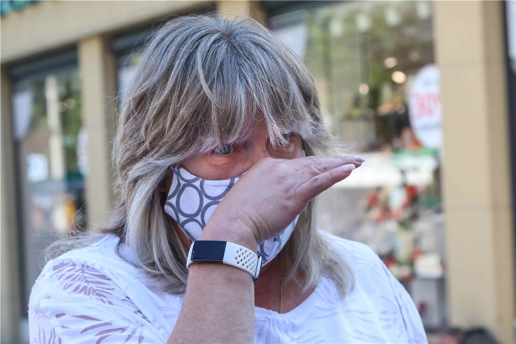Kunden empört über Schließungspläne: „Mitarbeiter werden vorgeführt“ Anja Herzog, seit 38 Jahren bei Karstadt am Westenhellweg, kann nicht fassen, dass drei Häuser auf der Streichliste stehen.
