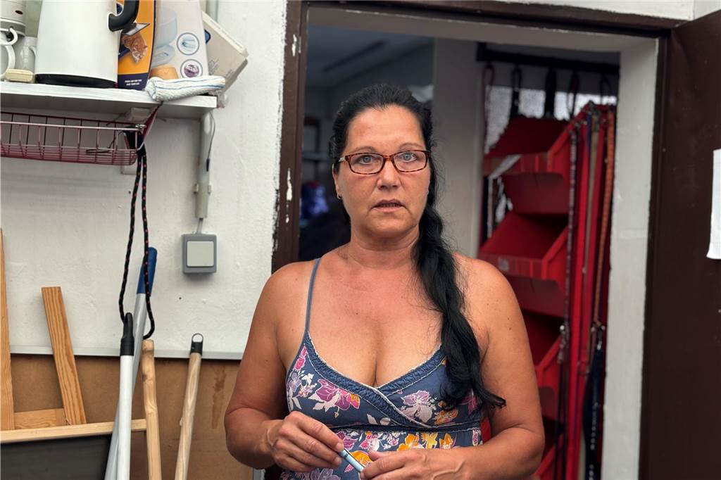 Ehrenamt gegen Einsamkeit: Wie Süheyla, Anja und das Team für Tiere helfen Anja Jantz im einstigen Kiosk an der Victorstraße: Der angebaute Schuppen, in dem das Team für Tiere sein Lager hat, ist undicht. Das Dach muss neu gemacht werden. Der Verein hofft auf Hilfe.