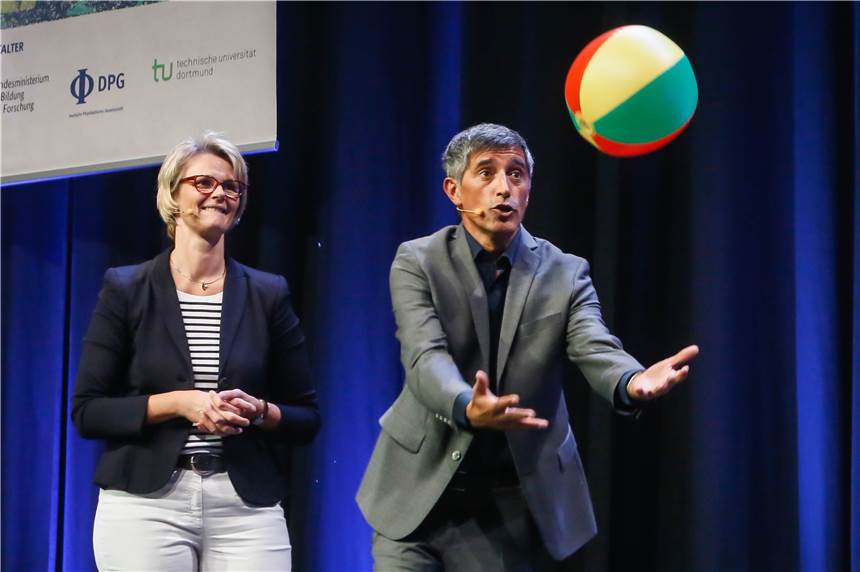 „Highlights der Physik“ bereitet Herzrasen Anja Karliczek (CDU), Bundesministerin für Bildung und Forschung, und Moderator Rangar Yogeshwar in Action.