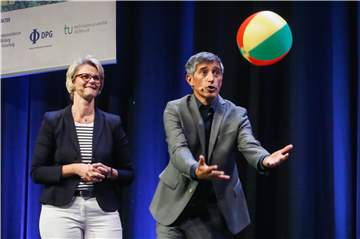 Anja Karliczek (CDU), Bundesministerin für Bildung und Forschung, und Moderator Rangar Yogeshwar in Action.