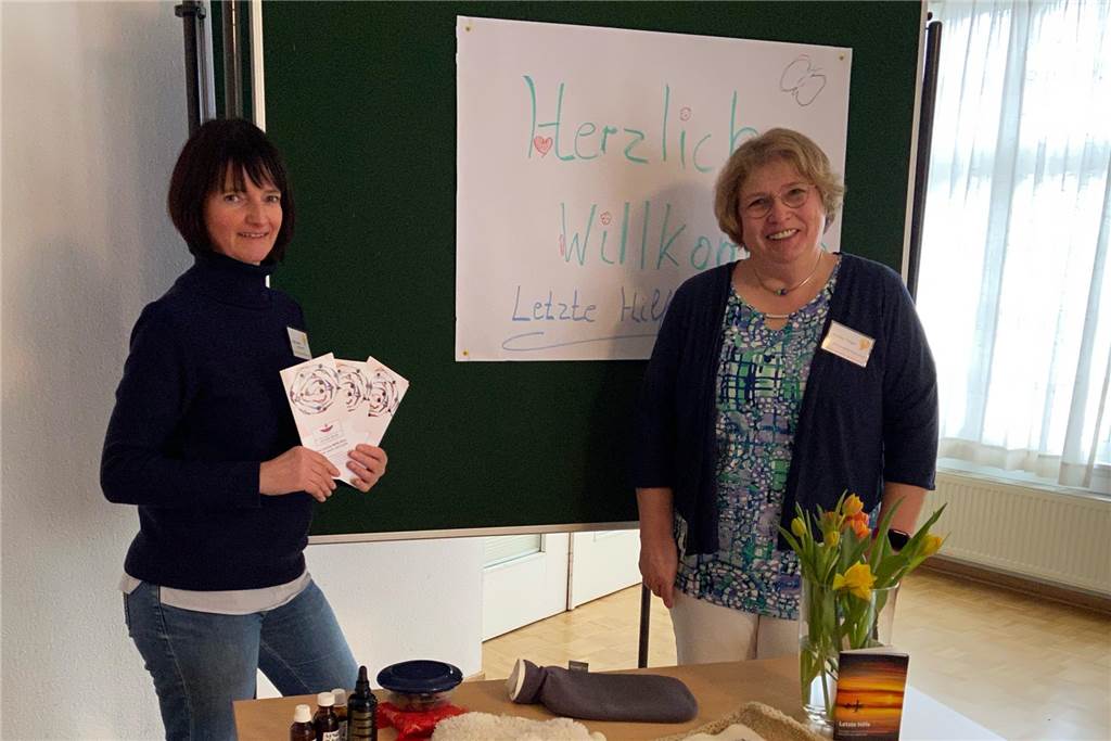 Angelika Osthues im Letzte-Hilfe-Kurs: „Der Tod macht mir keine Angst“ Anja Linker (l.), Koordinatorin der Hospizgruppe Werne, leitete mit Unterstützung von Monika Teigel den Lehrgang "Letzte Hilfe".