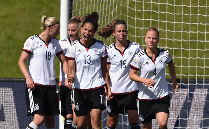 DFB-Team geht mit 4:1 gegen Schweden ins Viertelfinale Anja Mittag feiert mit Celia Sasic (l.) und Leonie Maier (r.) ihren Führungstreffer zum 1:0 beim Spiel gegen Schweden am Samstag Abend.