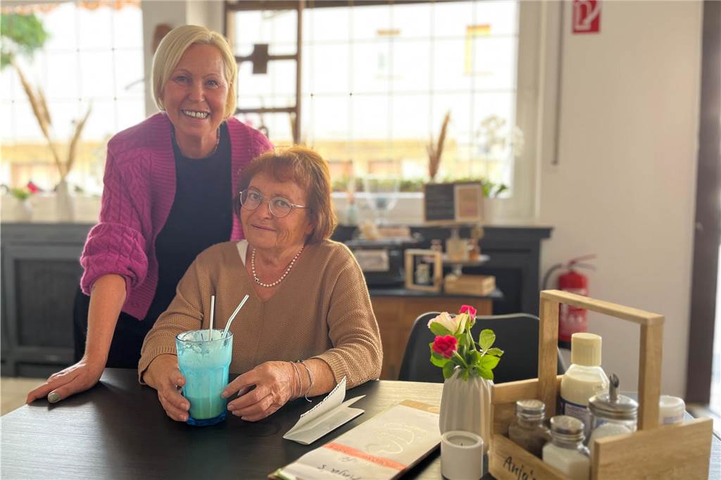 Anja zieht erste Bilanz: „Ich möchte nirgendwo anders ein Café haben“ Anja Mollenhauer serviert Annegret Pawlowski einen Eiskaffee.