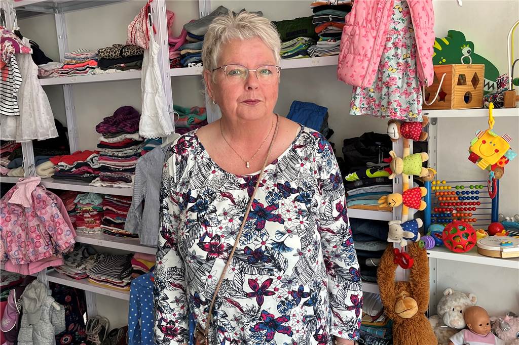 Spenden-Boutique in Lünen: Kleidung und Möbel für Ukraine-Flüchtlinge Anja Otto vom Verein Neuland e.V. kümmert sich um die Organisation im „Lädchen Neuland“.