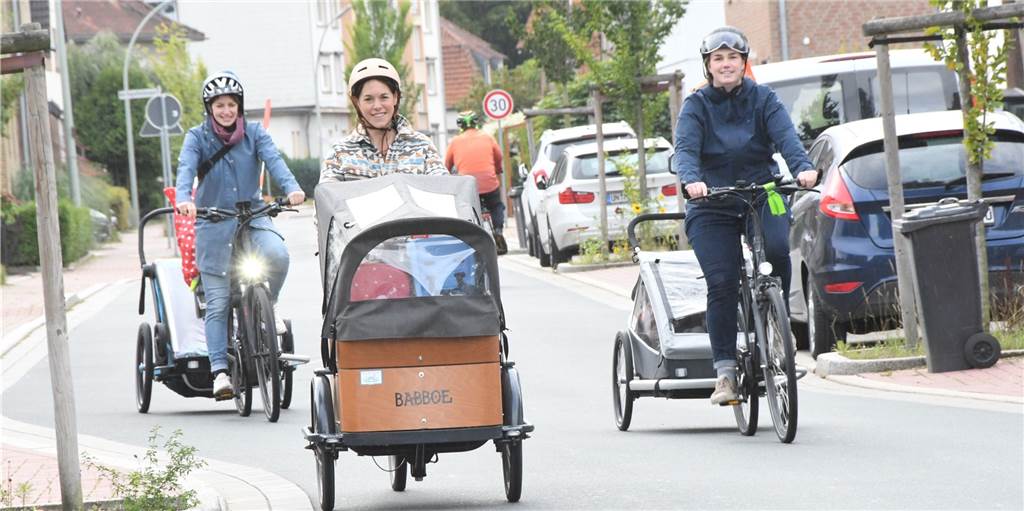 Mit Video: Darum zieht eine Fahrraddemo mit Kindern durch Borks Straßen Anja Paechnatz (r.) und Anika Lomme (Mitte) organisieren die Fahrraddemo am Sonntag, 25. September, in Bork. Sie fahren nur fürs Foto nebeneinander.