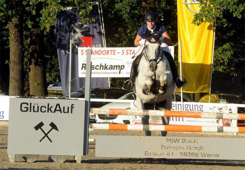 Anja Rosinski holt zweiten Platz mit Pascolini Anja Rosinski vom RV St. Georg Werne beendete die Ein-Stern-A-Stilspringprüfung am Donnerstagabend mit Pascolini auf dem zweiten Platz.