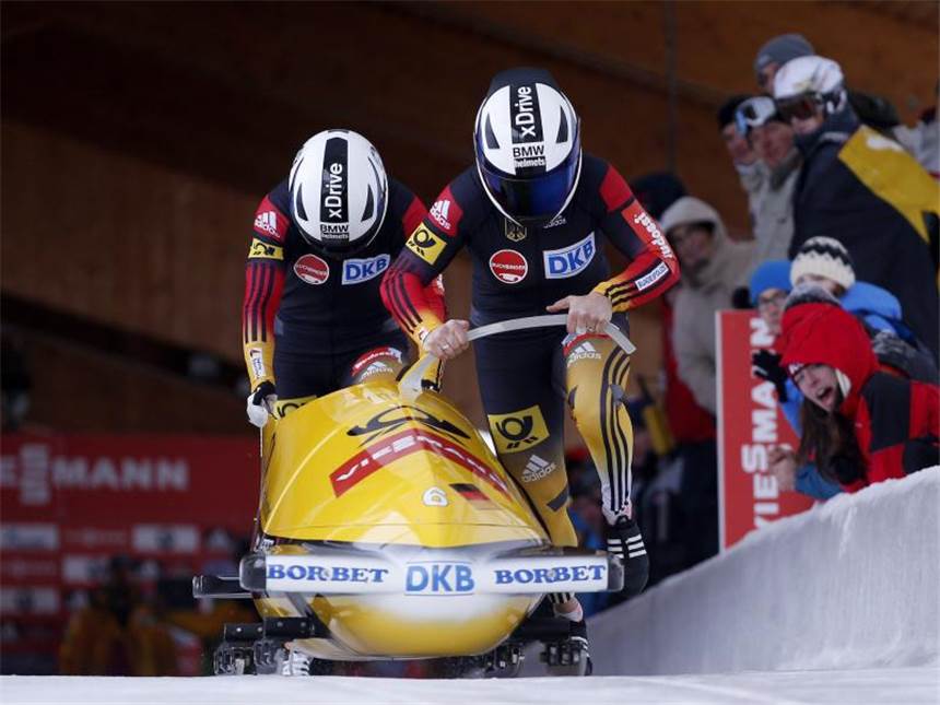 Anja Schneiderheinze (r) startet mit Anschieberin Franziska Bertels zum ersten Lauf in La Plagne. Foto: Yoan Valat