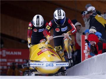 Anja Schneiderheinze (r) startet mit Anschieberin Franziska Bertels zum ersten Lauf in La Plagne. Foto: Yoan Valat