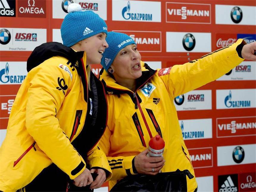 Viererbob-Weltmeister Arndt gewinnt in Lake Placid Anja Schneiderheinze (r) und Anschieberin Lisette Thoene wurde Vierte. Foto: Cj Gunther