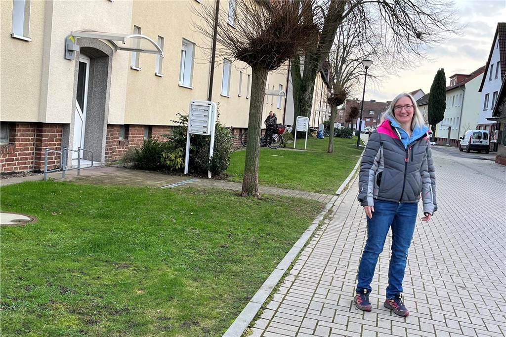 Anwohner legen Widerspruch gegen „unnötige“ Straßenbaukosten ein Anja Schwerbrock zeigt den fehlenden Gehweg.