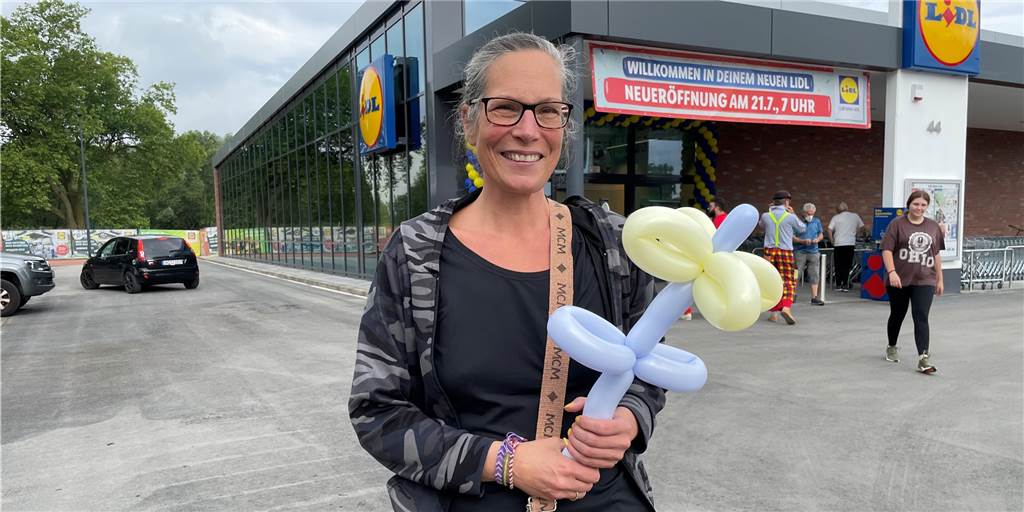 Viel zu entdecken: Auch Anja (50) musste sich im neuem Lidl erst mal zurechtfinden Anja Sitzer hat für ihre Geburtstagsfeier eingekauft und vom Ballonkünstler auf dem Parkplatz nachträglich eine Ballon-Blume geschenkt bekommen.