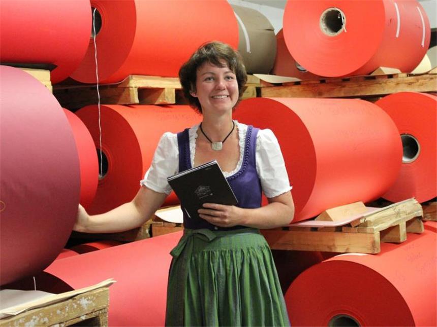 Von Hüten und Hollywood - Tradition am Tegernsee Anja Wackerhage ist eine von mittlerweile rund 110 Mitarbeitern in der Büttenpapierfabrik in Gmund. Foto: Lea Sibbel