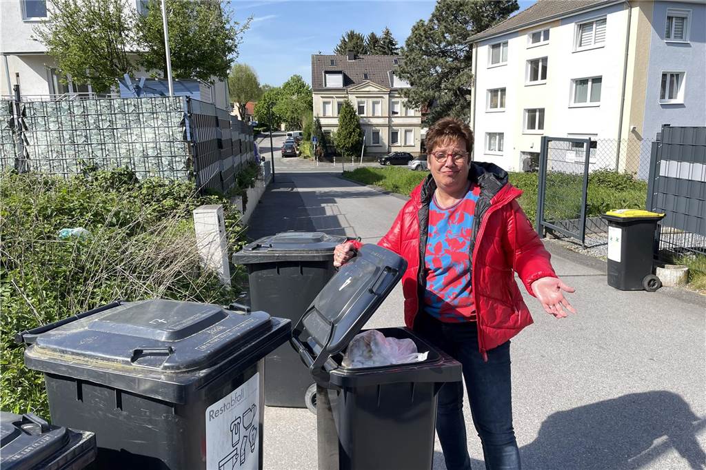 Anke Bohle Anfang Mai 2023: Zu diesem Zeitpunkt waren sie und ihre Nachbarn noch weit entfernt von einer Lösung für das Müll-Problem im Linnenweg in Lütgendortmund.