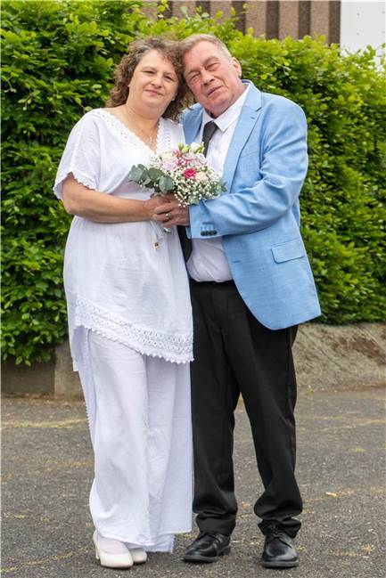 Anke (geborene Wüstemann) und Ralf Dunaj haben geheiratet Anke (geborene Wüstemann) und Ralf Dunaj haben sich an einem Grillstand in Castrop kennen gelernt. Eine Woche später waren sie verlobt.