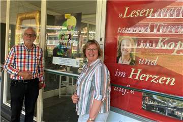 Anke Klapsing-Reich und Lambert Lütkenhorst am Eingang zum Baumhaus, durch den Cornelia Funke als Kind so oft gegangen ist.