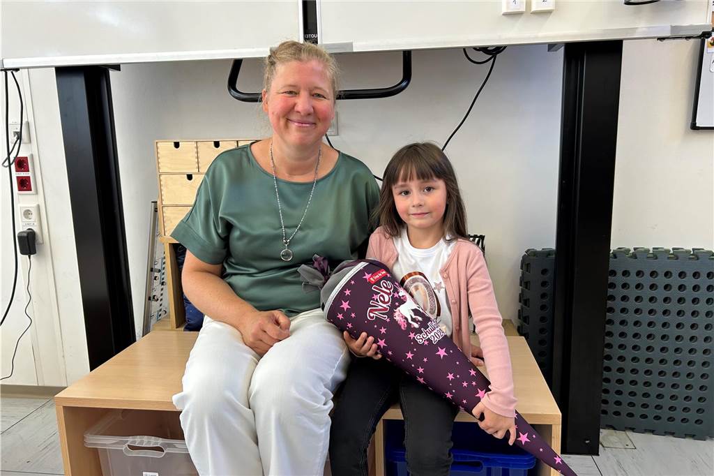 Tolles Wetter und gute Laune zur Einschulung in Henrichenburg Anke Kujanek ist die neue Klassenlehrerin von Nele Gratzki. Obwohl sie noch schüchtern ist, freut sie sich auf ihr erstes Schuljahr.