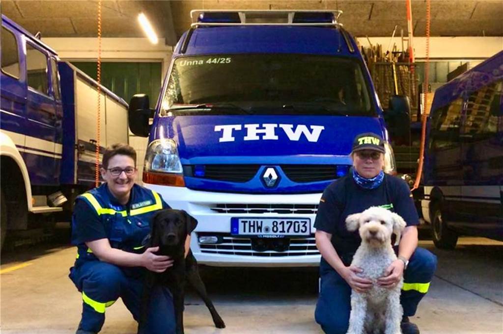 Beim THW Unna-Schwerte geht es gemeinsam mit dem Hund ins Ehrenamt Anke Plattner mit Carla (links) und Steffi Kollmer mit Bellino gehören zum Ortungsteam der THW-Ortsgruppe Unna-Schwerte.