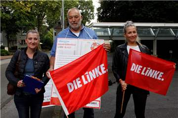 Anke Willnat (l.), im Bild mit Peter Weyers und Rebekka Kämpfe, ist Landtagskandidatin der Linken im Wahlkreis Unna I.