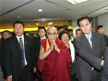 Ankunft am Flughafen des Dalai Lama am Flughafen von Taipeh.