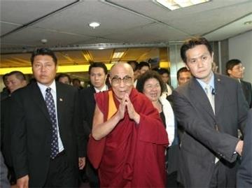 Ankunft am Flughafen des Dalai Lama am Flughafen von Taipeh.
