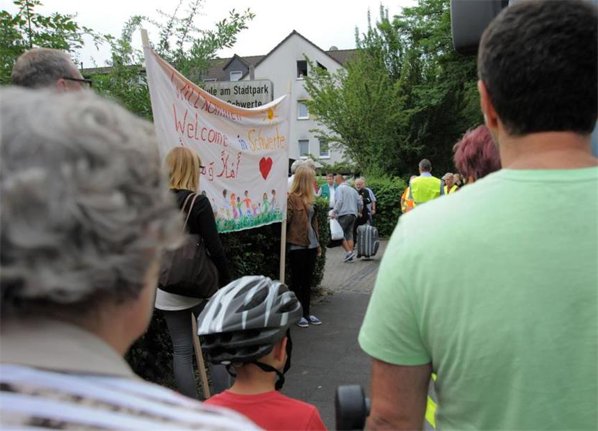 150 Flüchtlinge sind da: Applaus bei Ankunft Ankunft der ersten Asylbewerber an der Halle am Stadtpark.