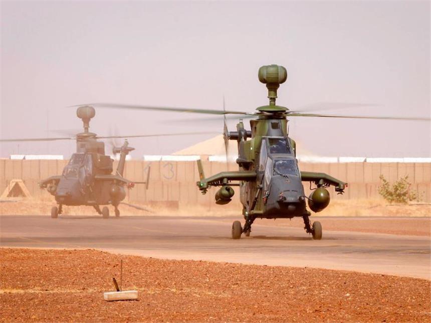 Ursachenforschung nach tödlichem Hubschrauberabsturz in Mali Ankunft der ersten zwei Kampfhubschrauber des Typs Tiger in Mali. Foto: Marc Tessensohn