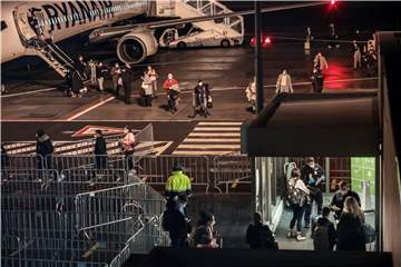 Ankunft im Dunkeln: Unser Archivbild aus dem Dezember 2022 zeigt den letzten Flug aus London, der damals in Dortmund landen durfte, bevor die Sperre in Kraft trat. Die Ankunft war gegen 21 Uhr. Um noch spätere Flüge, die nach 23 Uhr landen, gibt es gerichtlichen Streit. 